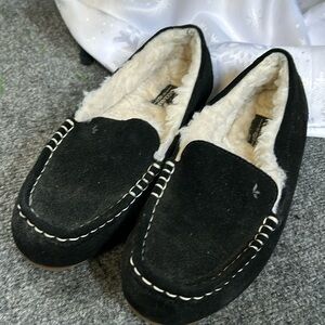 Size 8 women’s black mocassins